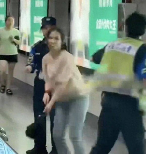 大牛证券港股 女子追打地铁安检员被行拘